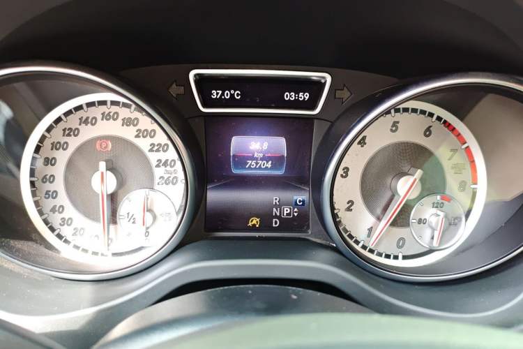 Used Mercedes-Benz GLA 2016 GLA 220 4MATIC Fashion Edition Odometer Close Up