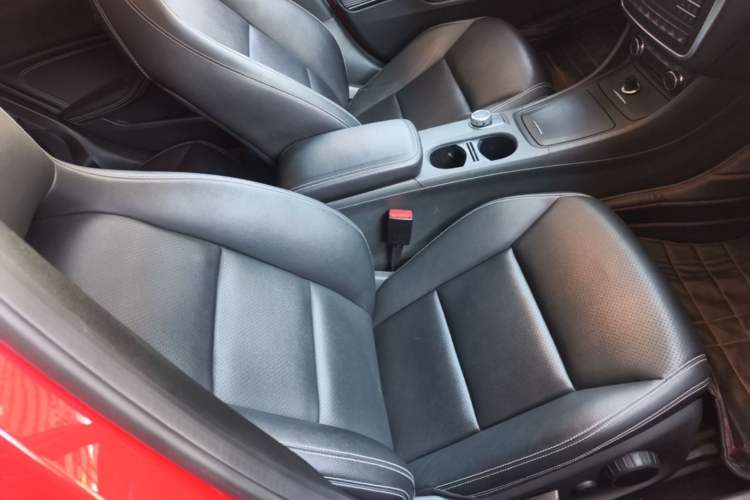 Used Mercedes-Benz GLA 2016 GLA 220 4MATIC Fashion Edition Right Front Seat