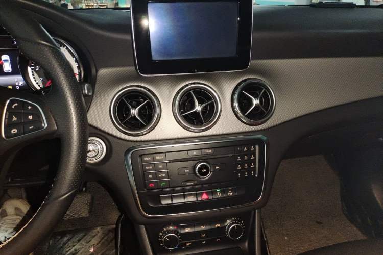 Used Mercedes-Benz GLA 2016 GLA 200 Sport Edition Audio And AC Panel