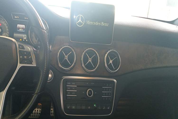 Used Mercedes-Benz GLA 2016 GLA 260 4MATIC Sport Edition Audio And AC Panel