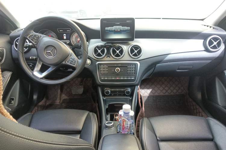 Used Mercedes-Benz GLA 2016 GLA 220 4MATIC Luxury Model Center Console