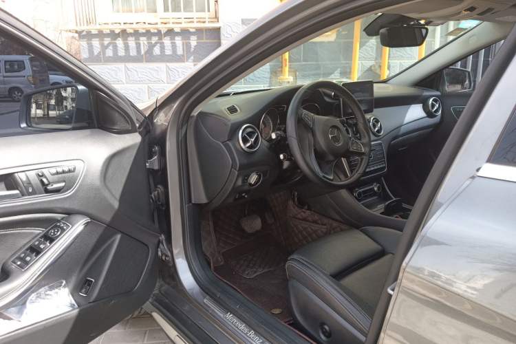 Used Mercedes-Benz GLA 2016 GLA 220 4MATIC Luxury Model Driver Seat