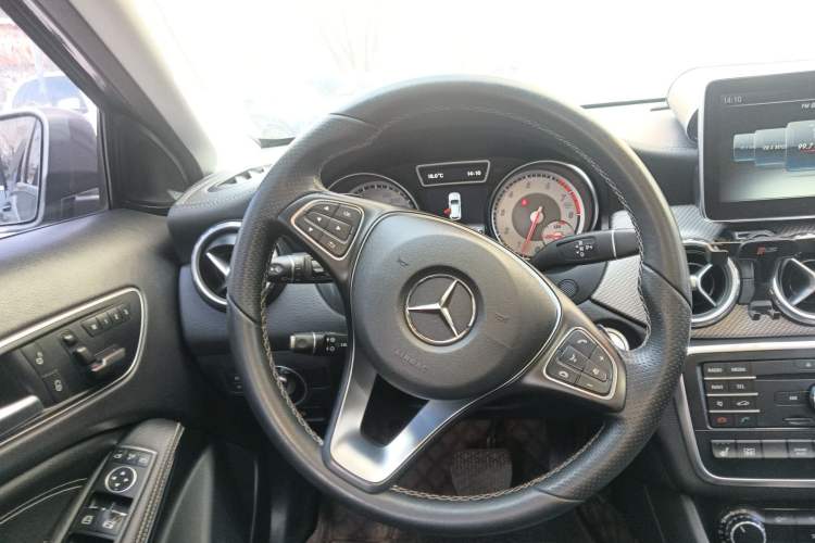 Used Mercedes-Benz GLA 2016 GLA 220 4MATIC Luxury Model Steering Wheel