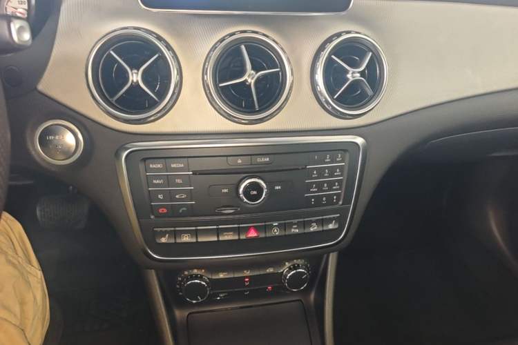 Used Mercedes-Benz GLA 2016 GLA 220 4MATIC Fashion Edition Audio And AC Panel