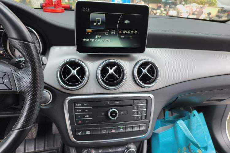 Used Mercedes-Benz GLA 2016 GLA 220 4MATIC Fashion Edition Audio And AC Panel