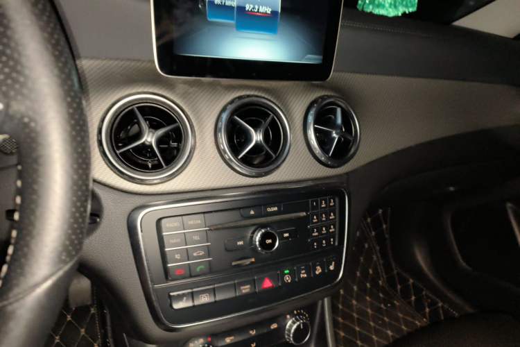 Used Mercedes-Benz GLA 2016 GLA 220 4MATIC Fashion Edition Audio And AC Panel