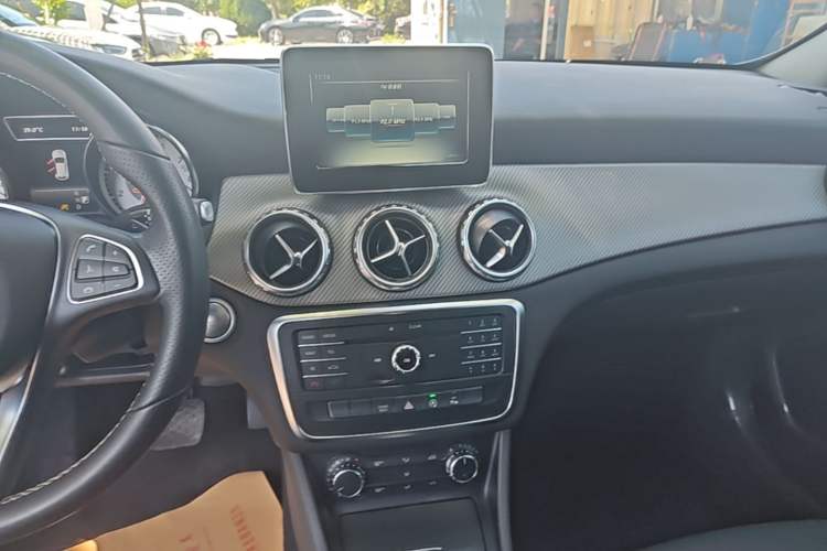 Used Mercedes-Benz GLA 2016 GLA 200 Sport Edition Audio And AC Panel