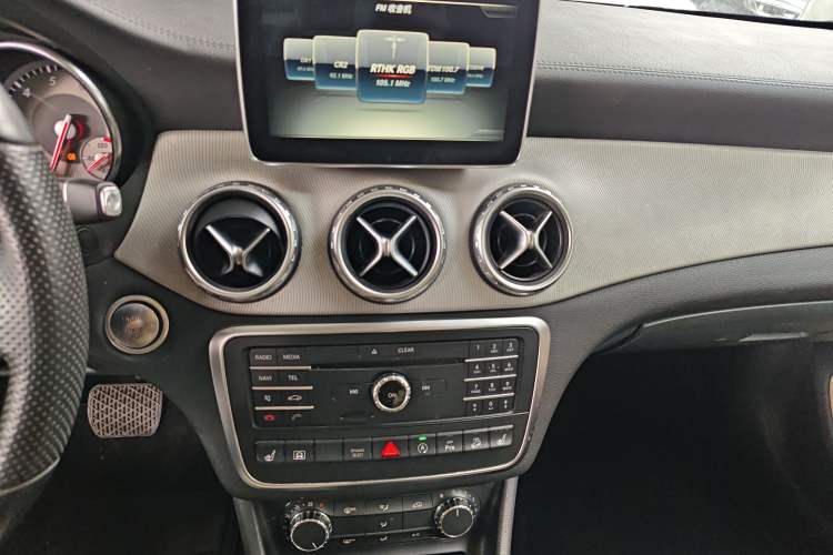 Used Mercedes-Benz GLA 2016 GLA 220 4MATIC Fashion Edition Audio And AC Panel