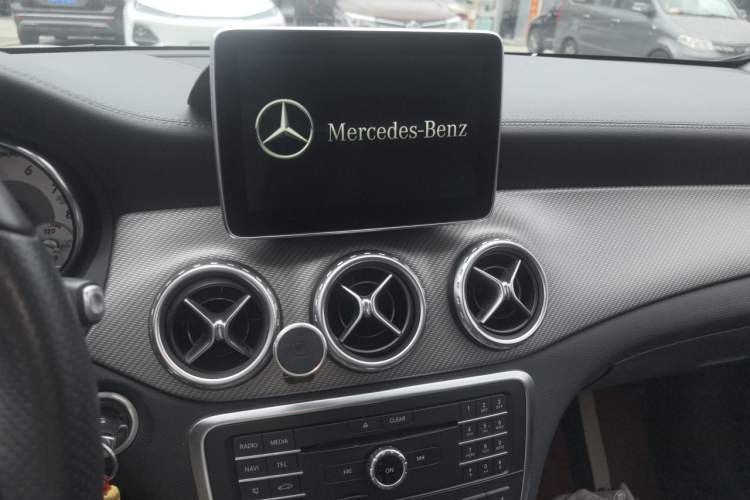Used Mercedes-Benz GLA 2016 GLA 220 4MATIC Fashion Edition Audio And AC Panel