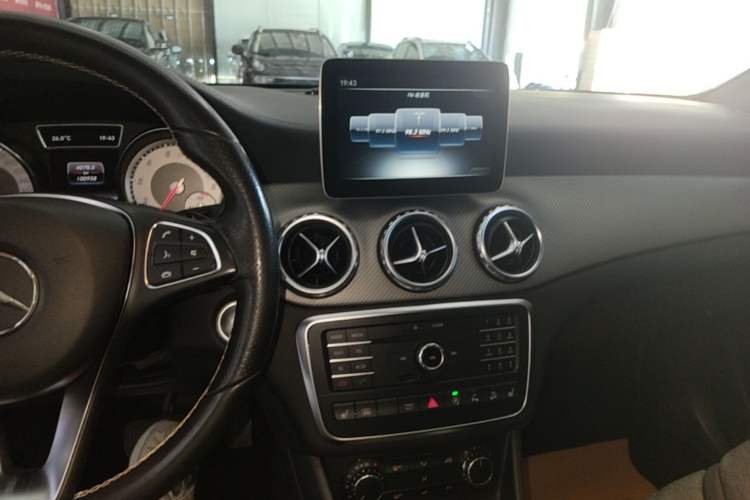Used Mercedes-Benz GLA 2016 GLA 220 4MATIC Fashion Edition Audio And AC Panel