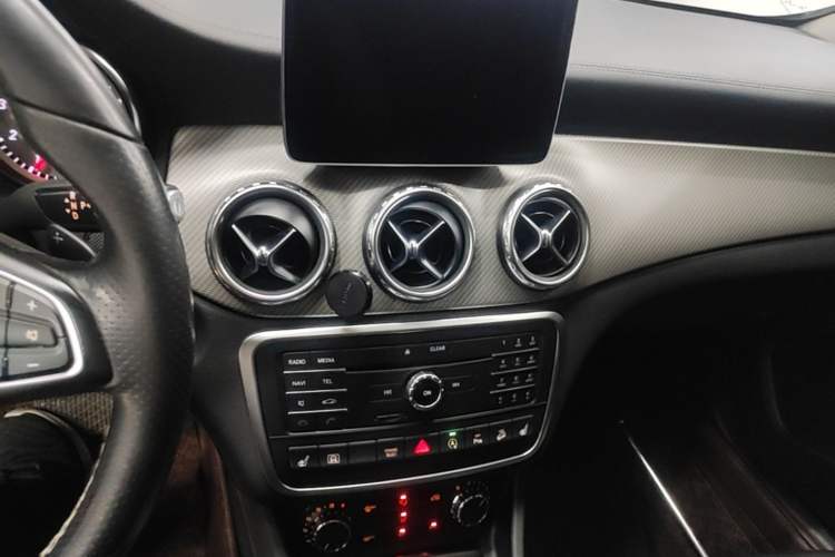Used Mercedes-Benz GLA 2016 GLA 220 4MATIC Fashion Edition Audio And AC Panel