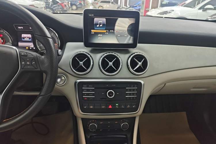 Used Mercedes-Benz GLA 2016 GLA 220 4MATIC Fashion Edition Audio And AC Panel