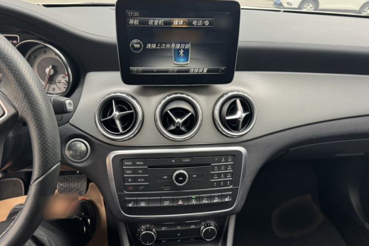 Used Mercedes-Benz GLA 2016 GLA 220 4MATIC Fashion Edition Audio And AC Panel