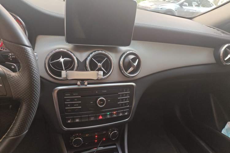Used Mercedes-Benz GLA 2016 GLA 220 4MATIC Fashion Edition Audio And AC Panel