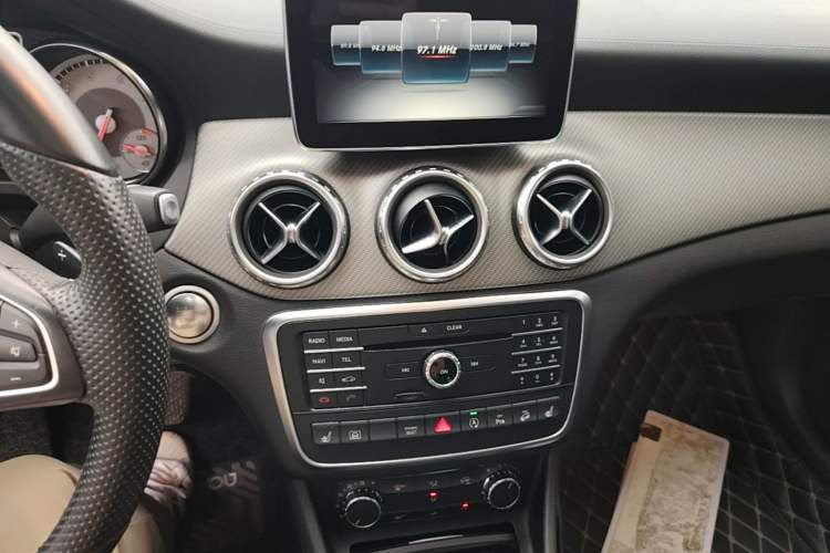 Used Mercedes-Benz GLA 2016 GLA 220 4MATIC Fashion Edition Audio And AC Panel