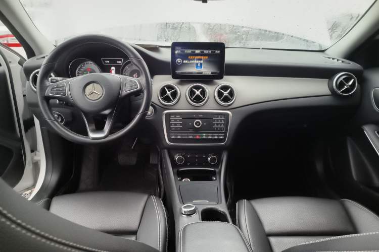 Used Mercedes-Benz GLA 2016 GLA 220 4MATIC Fashion Edition Audio And AC Panel