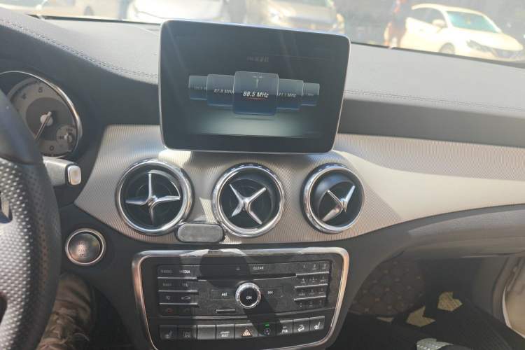 Used Mercedes-Benz GLA 2016 GLA 220 4MATIC Fashion Edition Audio And AC Panel
