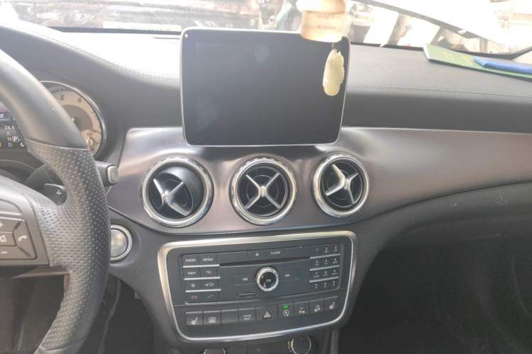 Used Mercedes-Benz GLA 2016 GLA 220 4MATIC Fashion Edition Audio And AC Panel