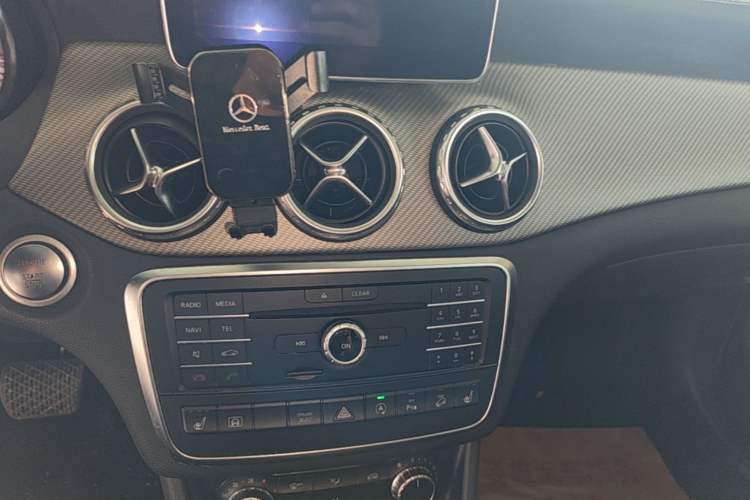 Used Mercedes-Benz GLA 2016 GLA 220 4MATIC Fashion Edition Audio And AC Panel