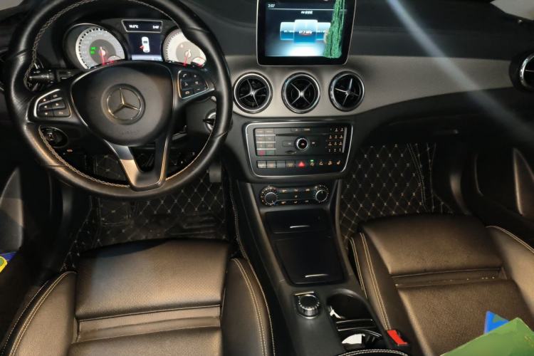 Used Mercedes-Benz GLA 2016 GLA 220 4MATIC Fashion Edition Center Console