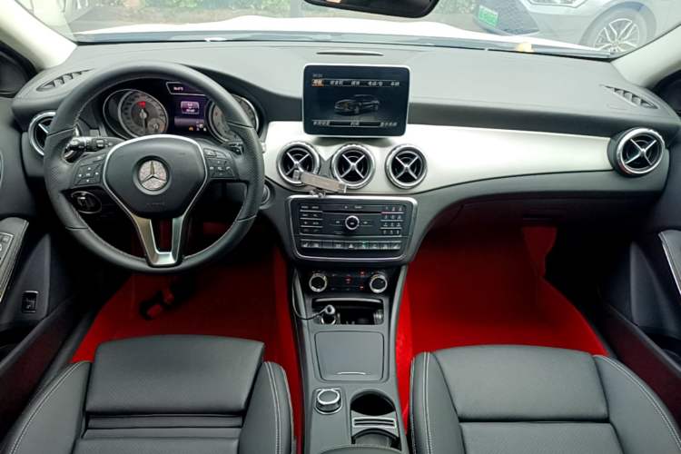 Used Mercedes-Benz GLA 2016 GLA 220 4MATIC Luxury Model Center Console