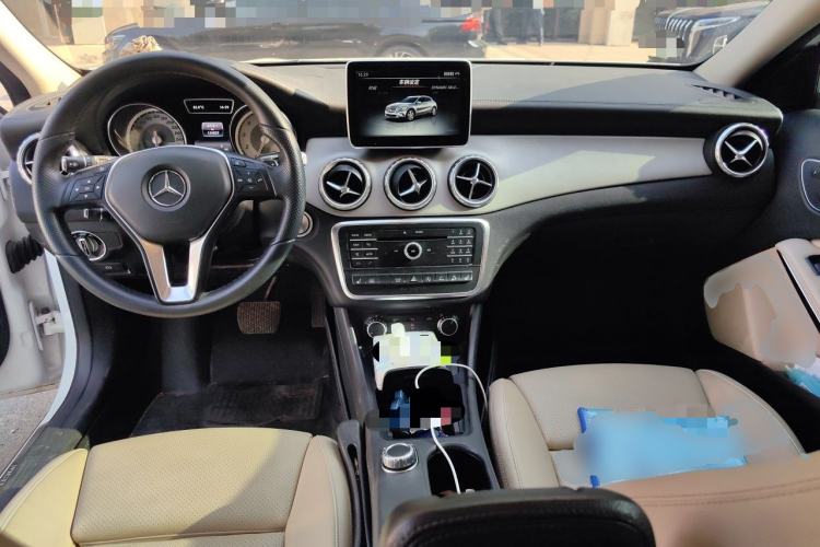 Used Mercedes-Benz GLA 2016 GLA 220 4MATIC Luxury Model Center Console