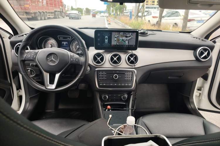 Used Mercedes-Benz GLA 2016 GLA 220 4MATIC Fashion Edition Center Console