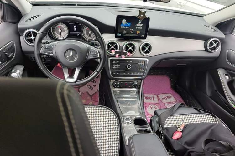 Used Mercedes-Benz GLA 2016 GLA 220 4MATIC Fashion Edition Center Console