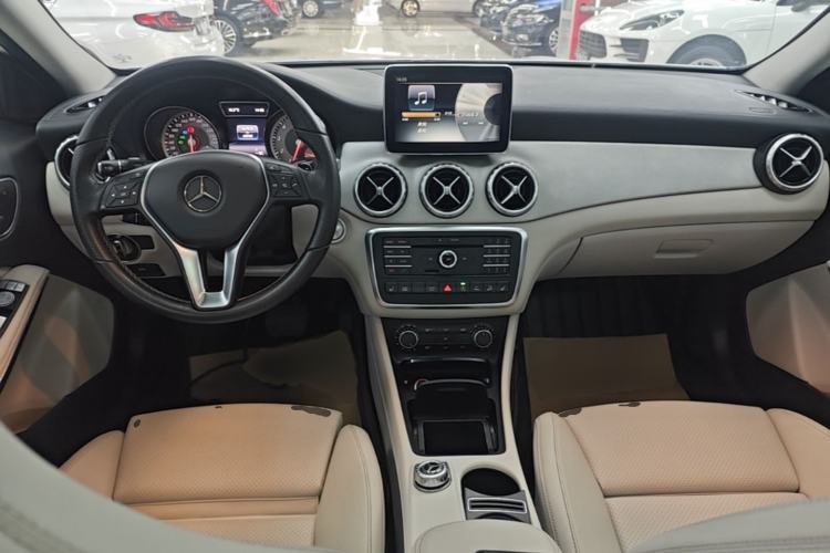 Used Mercedes-Benz GLA 2016 GLA 220 4MATIC Fashion Edition Center Console