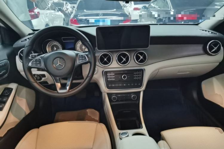 Used Mercedes-Benz GLA 2016 GLA 220 4MATIC Fashion Edition Center Console