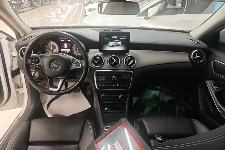 Used Mercedes-Benz GLA 2016 GLA 220 4MATIC Fashion Edition Center Console