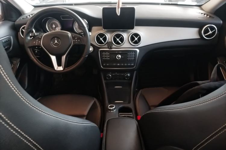 Used Mercedes-Benz GLA 2016 GLA 220 4MATIC Fashion Edition Center Console
