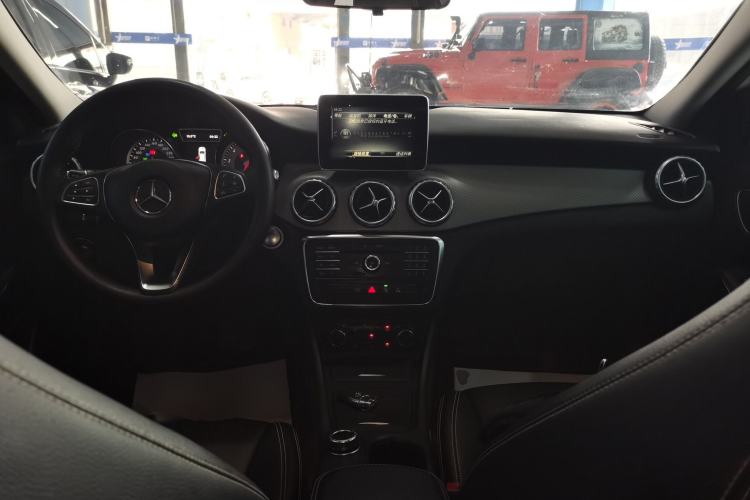 Used Mercedes-Benz GLA 2016 GLA 200 Sport Edition Center Console