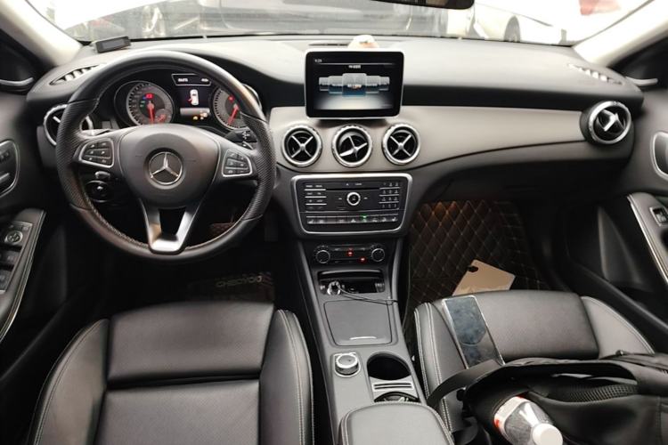 Used Mercedes-Benz GLA 2016 GLA 220 4MATIC Fashion Edition Center Console