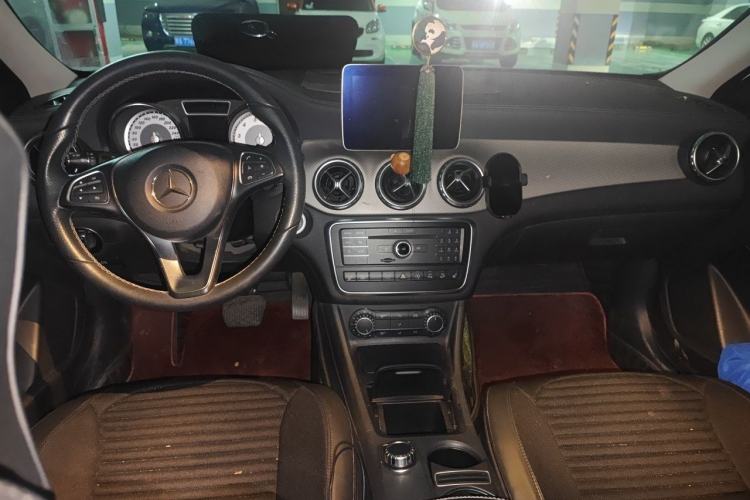 Used Mercedes-Benz GLA 2016 GLA 220 4MATIC Fashion Edition Center Console