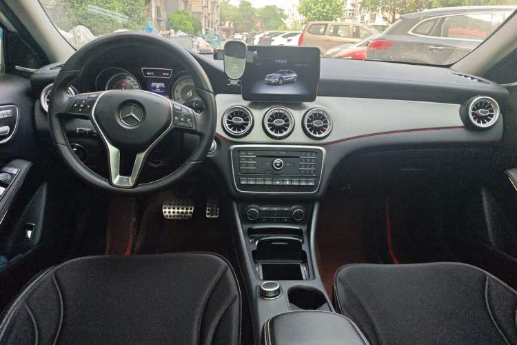 Used Mercedes-Benz GLA 2016 GLA 220 4MATIC Luxury Model Center Console