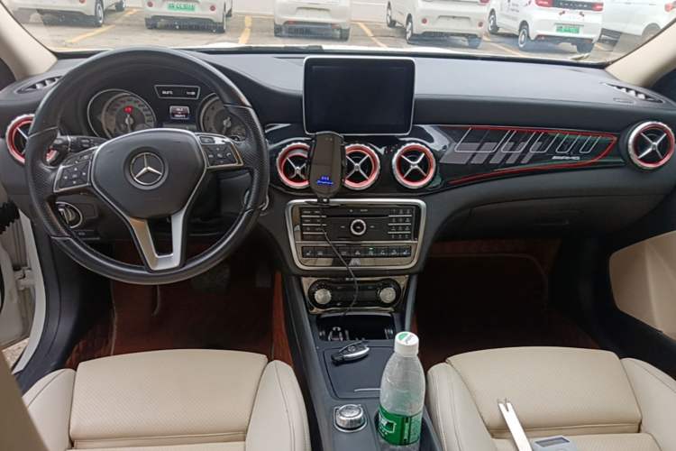 Used Mercedes-Benz GLA 2016 GLA 220 4MATIC Luxury Model Center Console