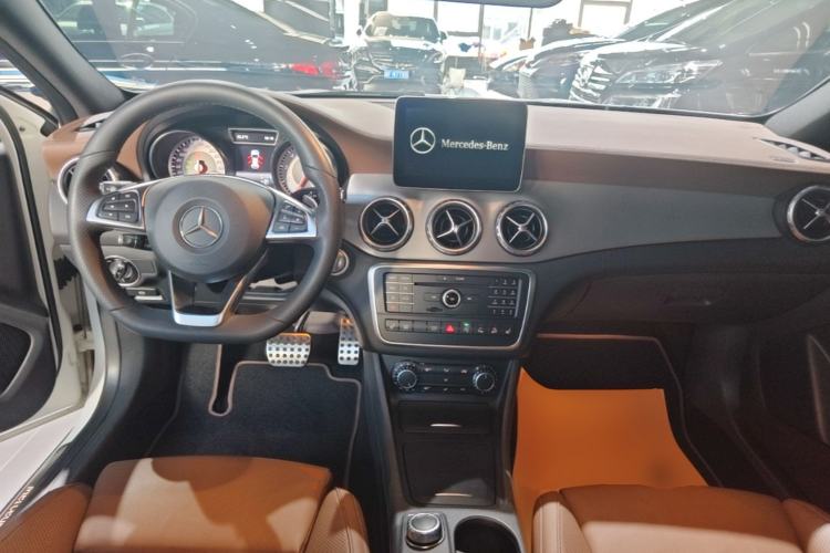 Used Mercedes-Benz GLA 2016 GLA 260 4MATIC Sport Edition Center Console