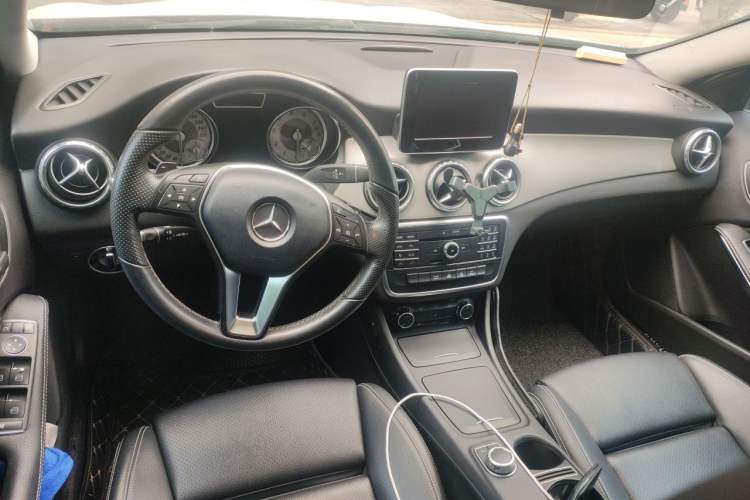 Used Mercedes-Benz GLA 2016 GLA 200 Sport Edition Center Console