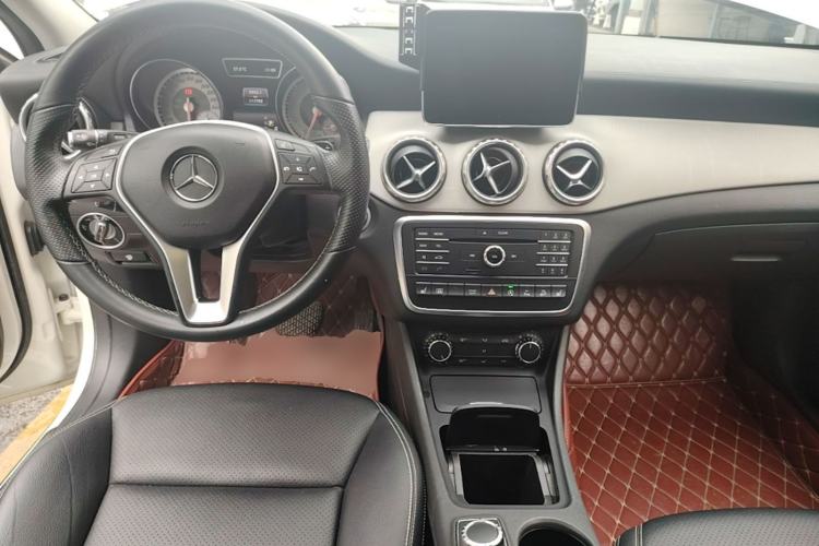 Used Mercedes-Benz GLA 2016 GLA 220 4MATIC Luxury Model Center Console