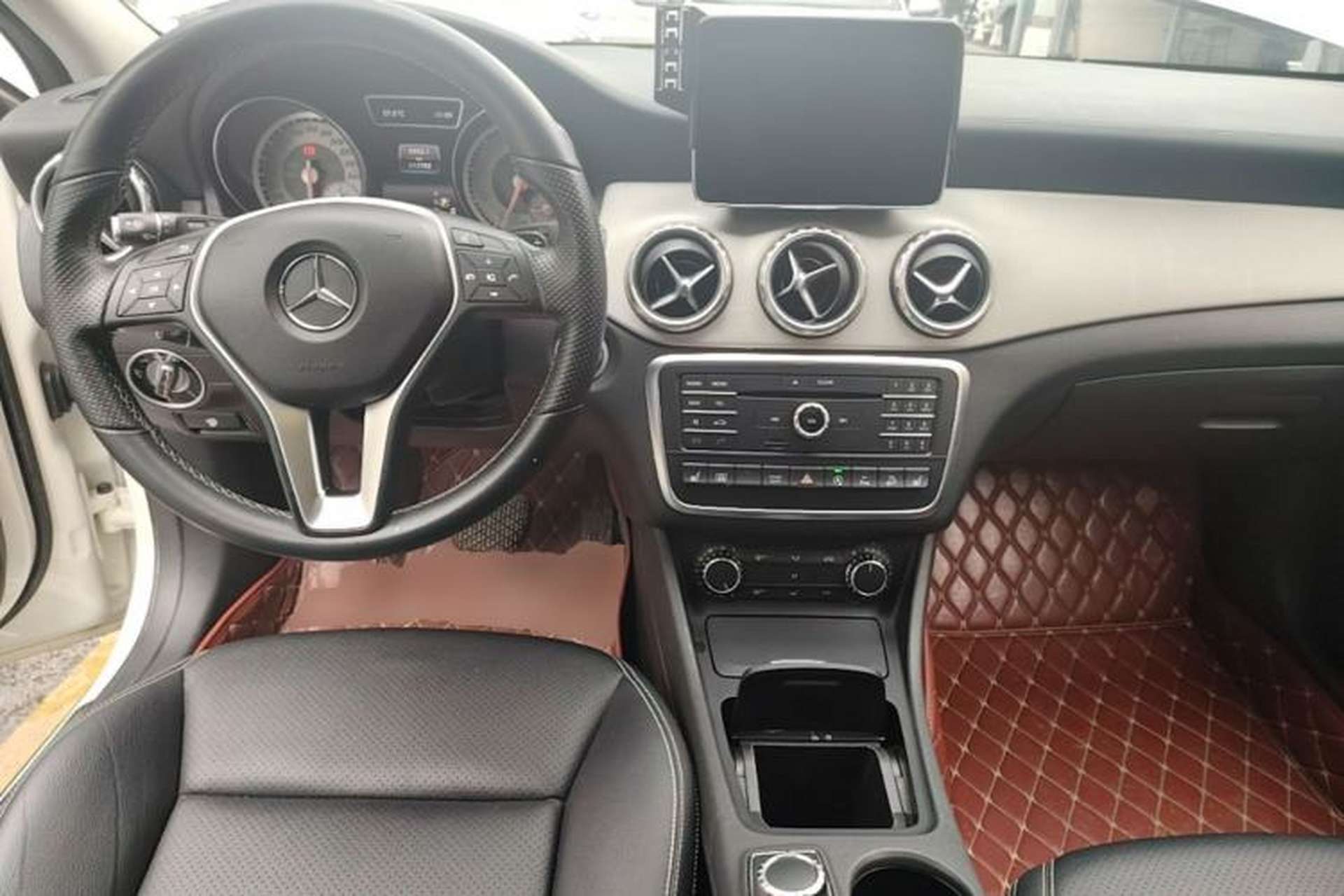 Used Mercedes-Benz GLA 2016 GLA 220 4MATIC Luxury Model Center Console