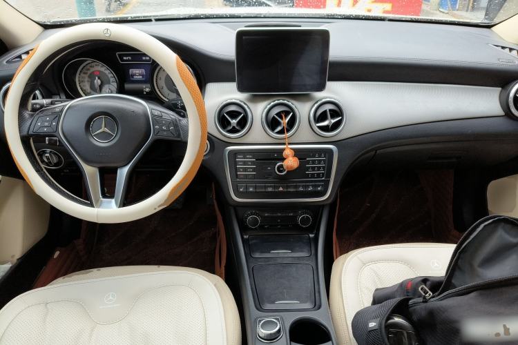 Used Mercedes-Benz GLA 2016 GLA 220 4MATIC Fashion Edition Center Console
