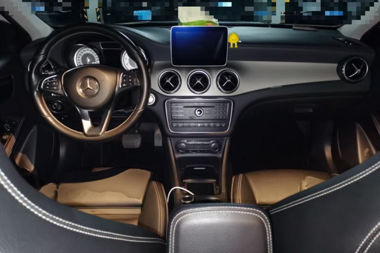 Used Mercedes-Benz GLA 2016 GLA 220 4MATIC Fashion Edition Center Console