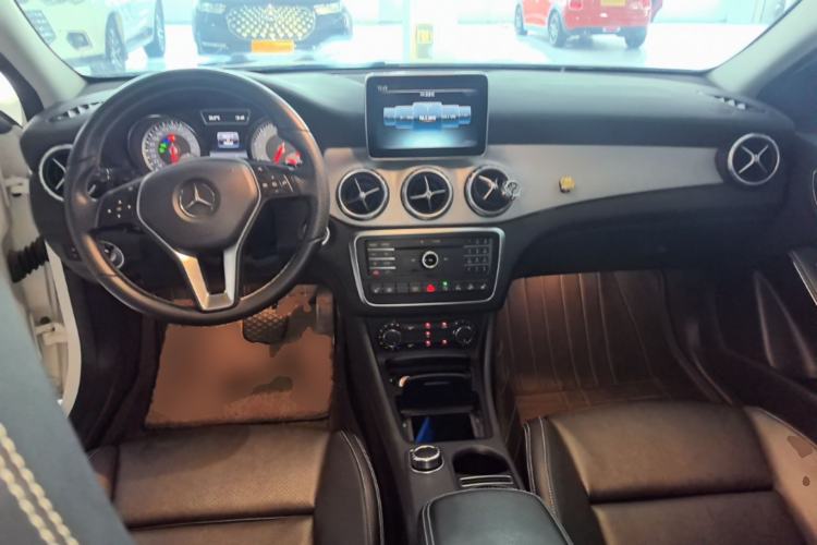 Used Mercedes-Benz GLA 2016 GLA 220 4MATIC Luxury Model Center Console