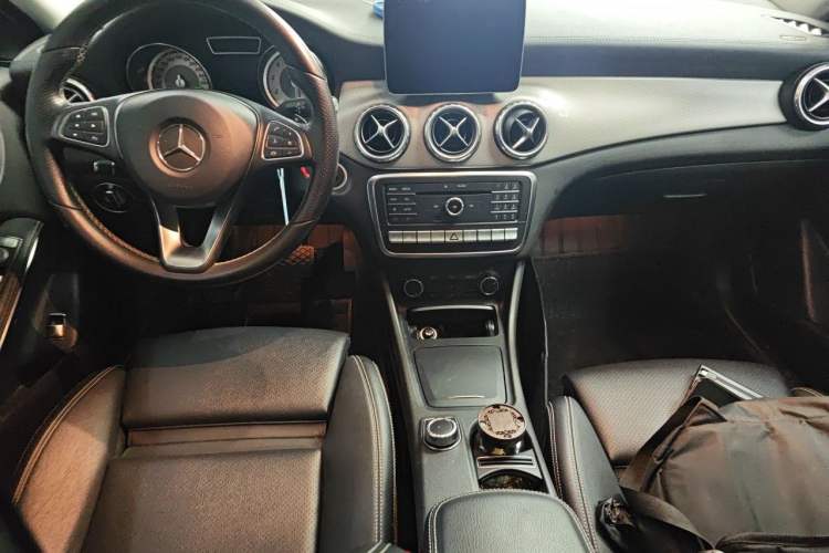 Used Mercedes-Benz GLA 2016 GLA 220 4MATIC Luxury Model Center Console