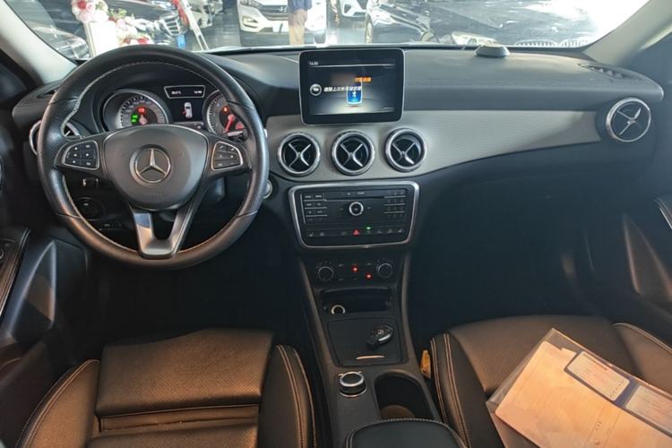 Used Mercedes-Benz GLA 2016 GLA 220 4MATIC Fashion Edition Center Console