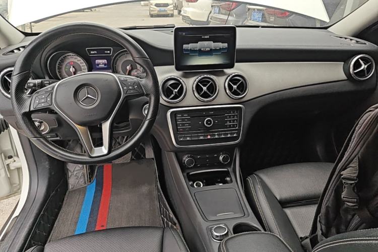 Used Mercedes-Benz GLA 2016 GLA 220 4MATIC Fashion Edition Center Console