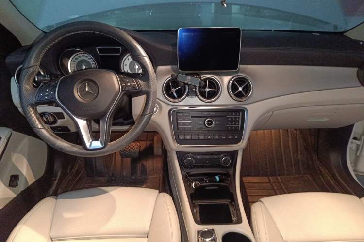 Used Mercedes-Benz GLA 2016 GLA 220 4MATIC Luxury Model Center Console