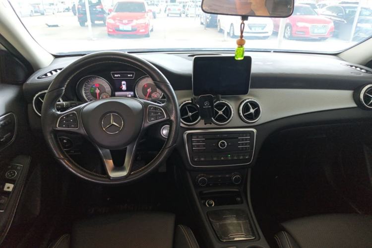 Used Mercedes-Benz GLA 2016 GLA 220 4MATIC Fashion Edition Center Console
