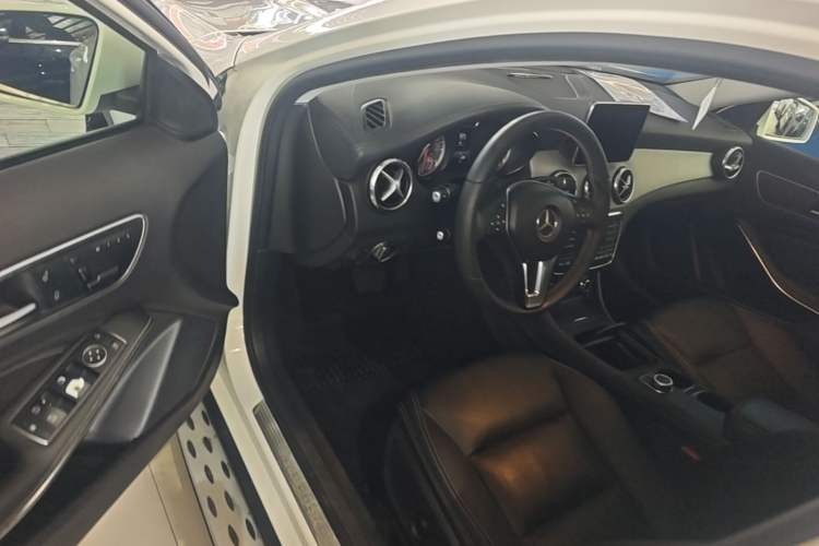 Used Mercedes-Benz GLA 2016 GLA 220 4MATIC Fashion Edition Driver Seat